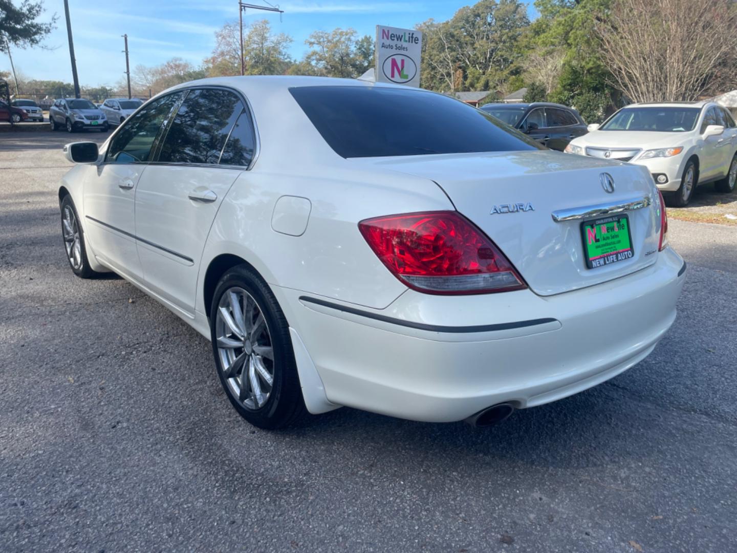 2006 WHITE ACURA RL (JH4KB16526C) with an 3.5L engine, Automatic transmission, located at 5103 Dorchester Rd., Charleston, SC, 29418-5607, (843) 767-1122, 36.245171, -115.228050 - Photo#4